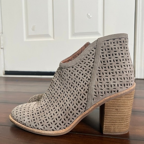 Jeffrey Campbell Women's Medera Cutout Ankle Booties Suede Taupe size 9 Boho - Picture 4 of 10